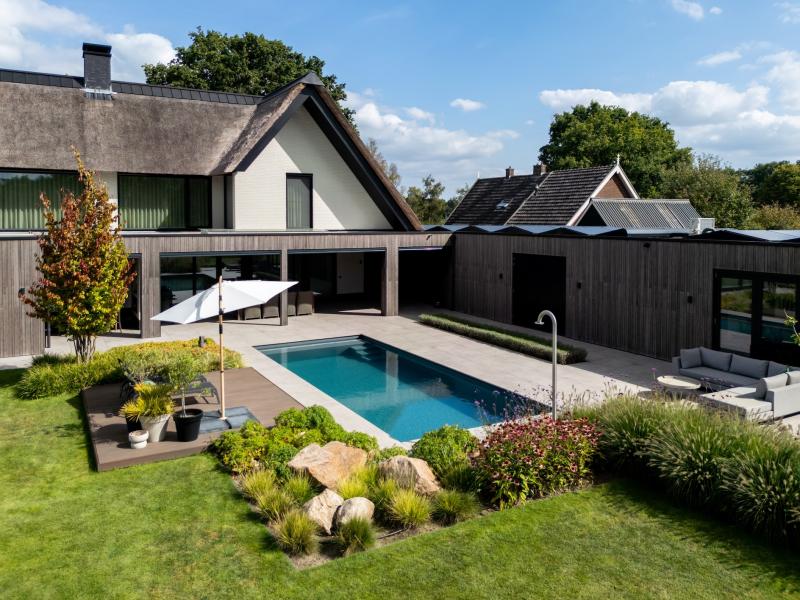 Antraciet inbouwzwembad met luxe afwerking 